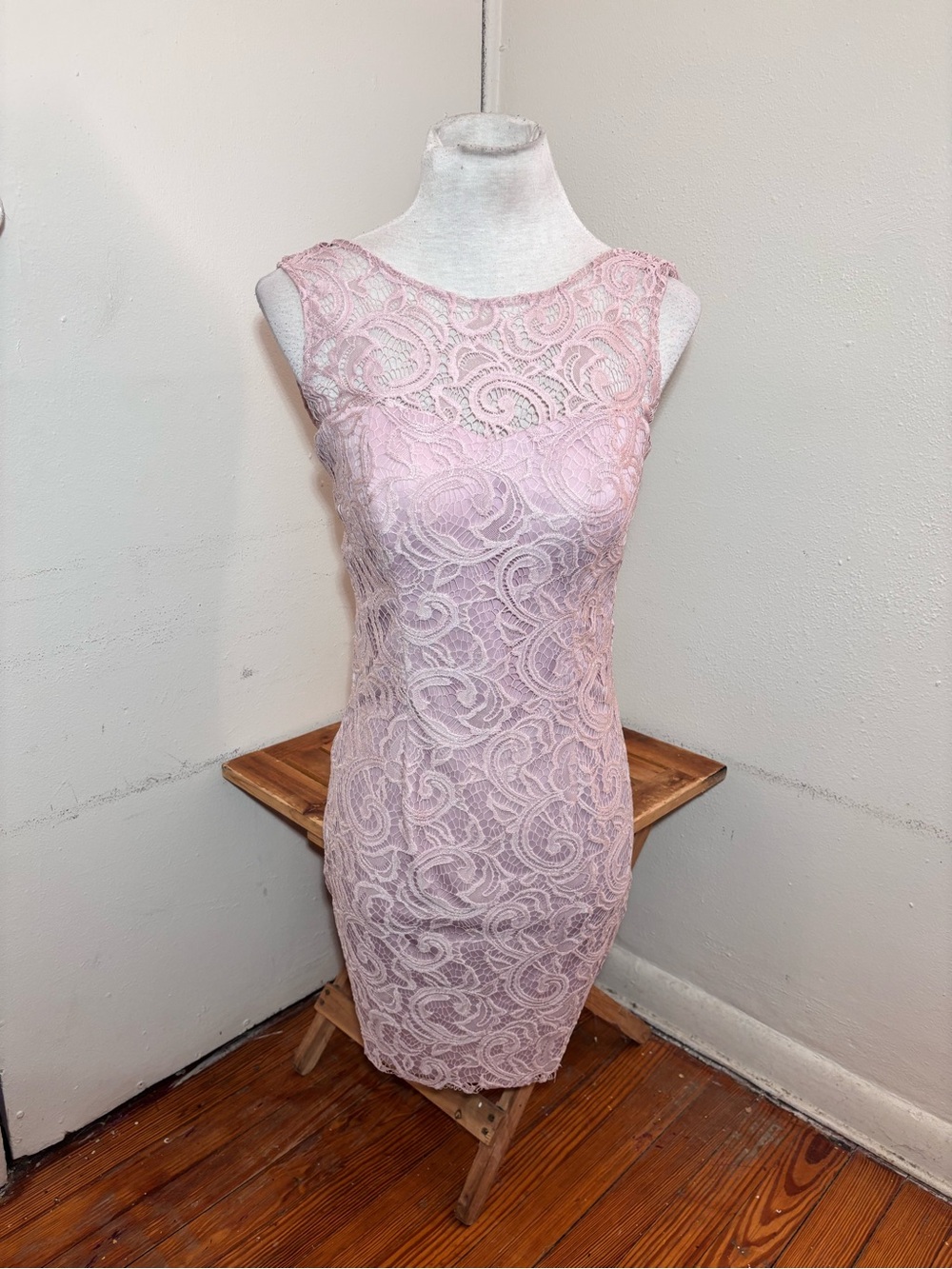 Dancing Queen Sleeveless Lace Dress